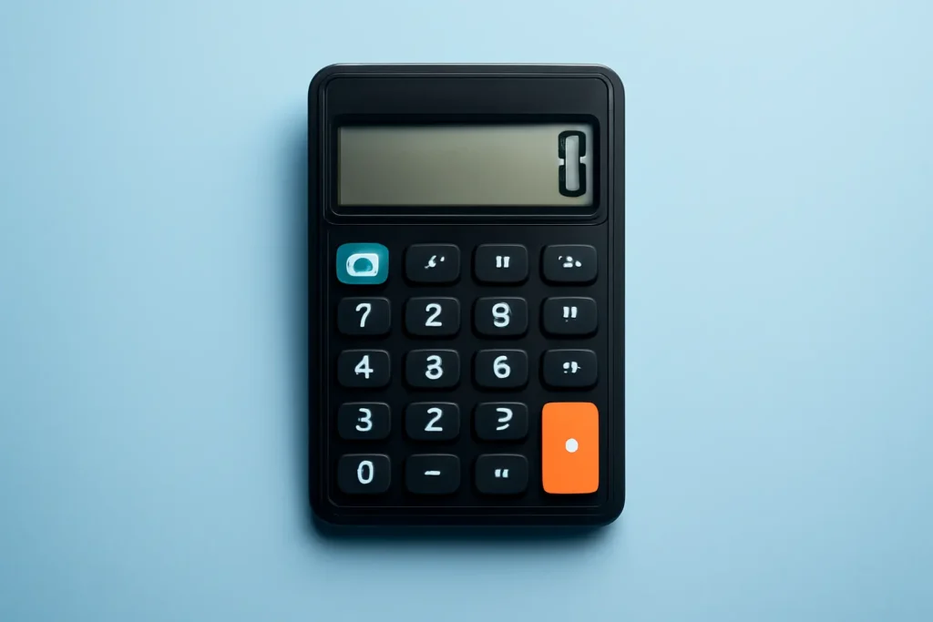 Schwarzer Taschenrechner mit klarem LCD-Display und farbigen Tasten vor hellem blauem Hintergrund